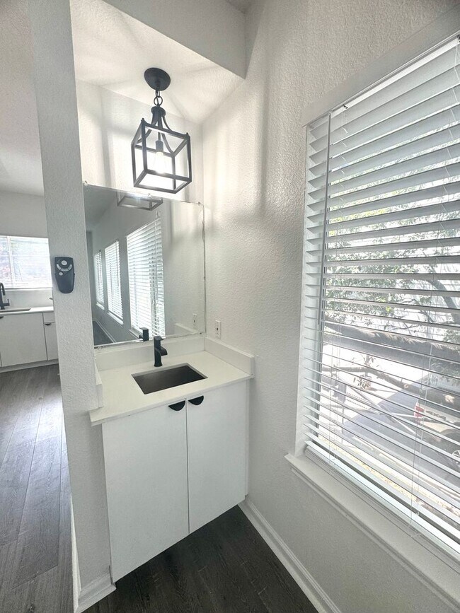 Building Photo - Remodeled 6 Bedroom in North Campus off Sp...