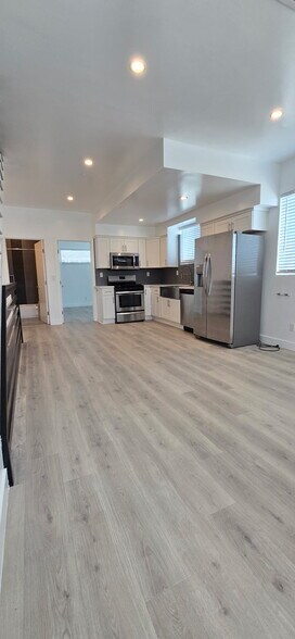 Building Photo - 642 N Manhattan Pl