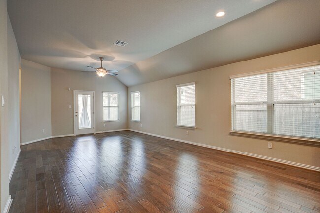 Building Photo - Warm & Inviting 4 Bedroom, 2 Bath House for Rent