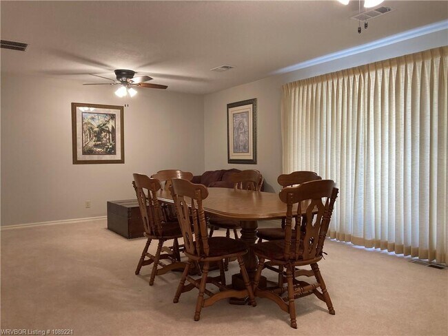 Building Photo - 927 Skyline Dr