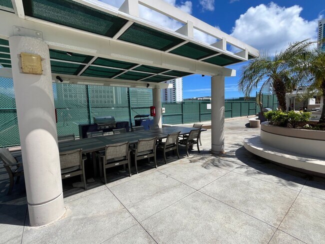 Building Photo - Moana Pacific (Honolulu/Ala Moana) 2 bedroom + den with central AC and 2 covered parking