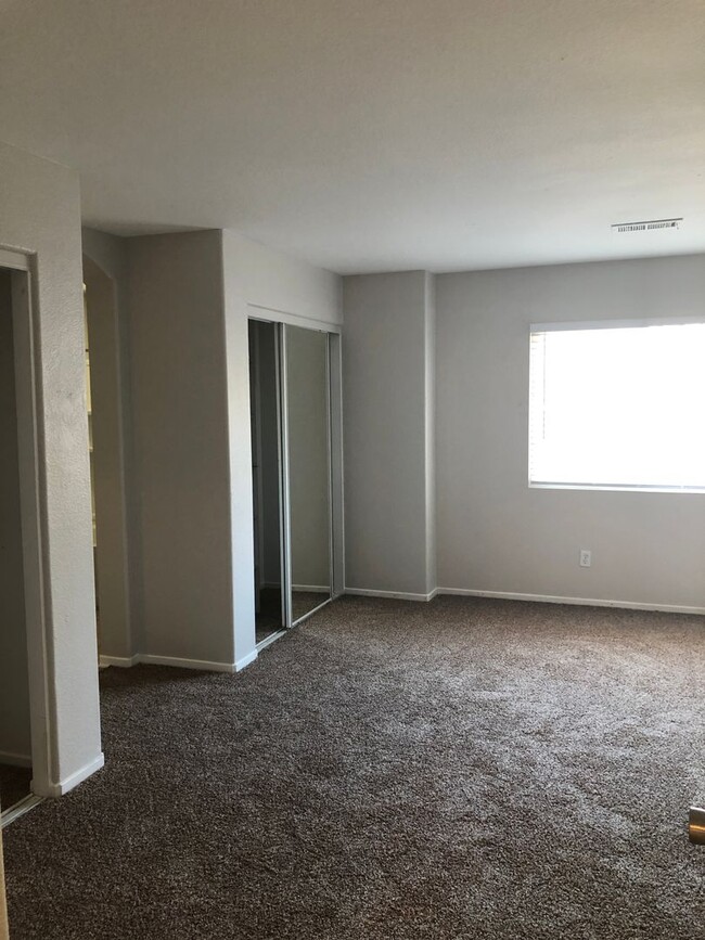 Building Photo - Upgraded 2 bedroom 2 bath condo in great c...