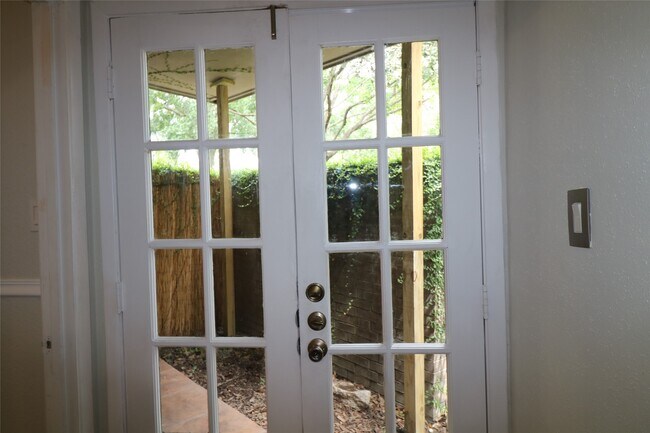 Building Photo - 10811 Richmond Ave.