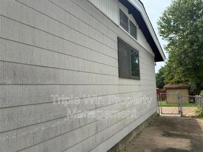 Building Photo - 10319 Varnum Dr