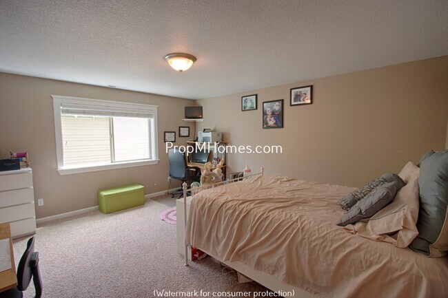 Building Photo - Beautiful Five Bedroom Craftsman Style Home in Molalla!