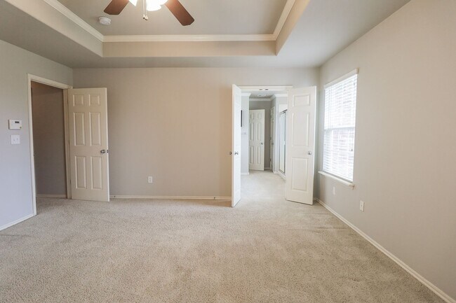 Building Photo - 3 bed | 2 bath in New Tulsa!