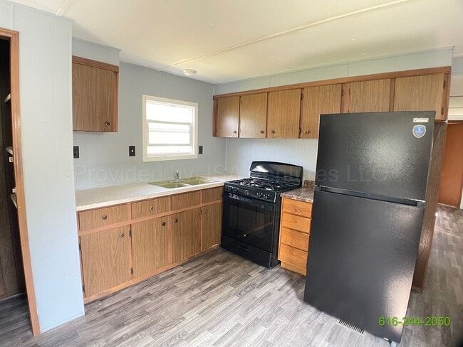 Building Photo - Darling 2 Bedroom Mobile Home Available!!