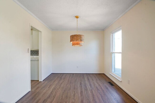 Building Photo - 908 Ryecroft Rd