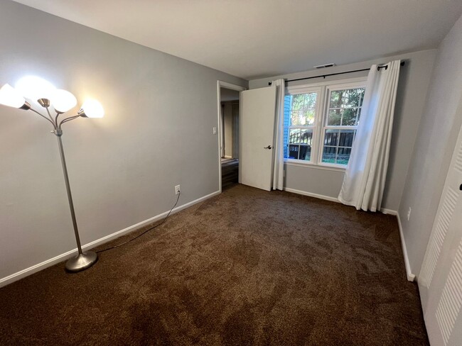 Building Photo - Newly Renovated 4 BR/3.5 BA Townhome in Su...