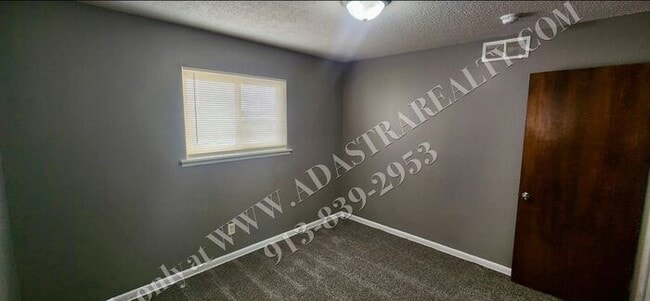 Building Photo - MOVE IN SPECIAL!! Cozy 2 Bed 1 Bath Duplex in KCK-Available NOW!! MOVE IN SPECIAL $400 OFF 2nd Mo...