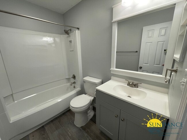 Building Photo - Quaint 3 Bedroom Townhouse in Shalimar