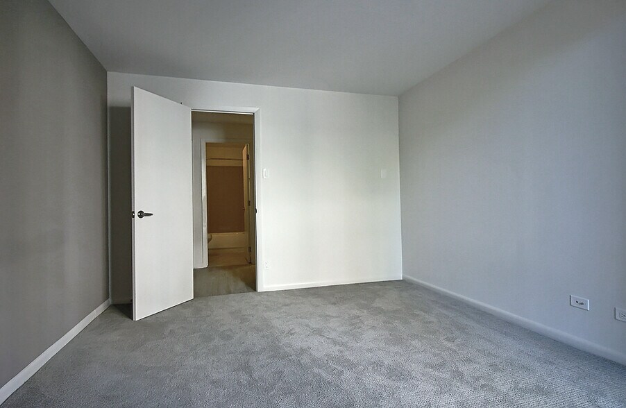 Building Photo - 899 S Ashland Ave