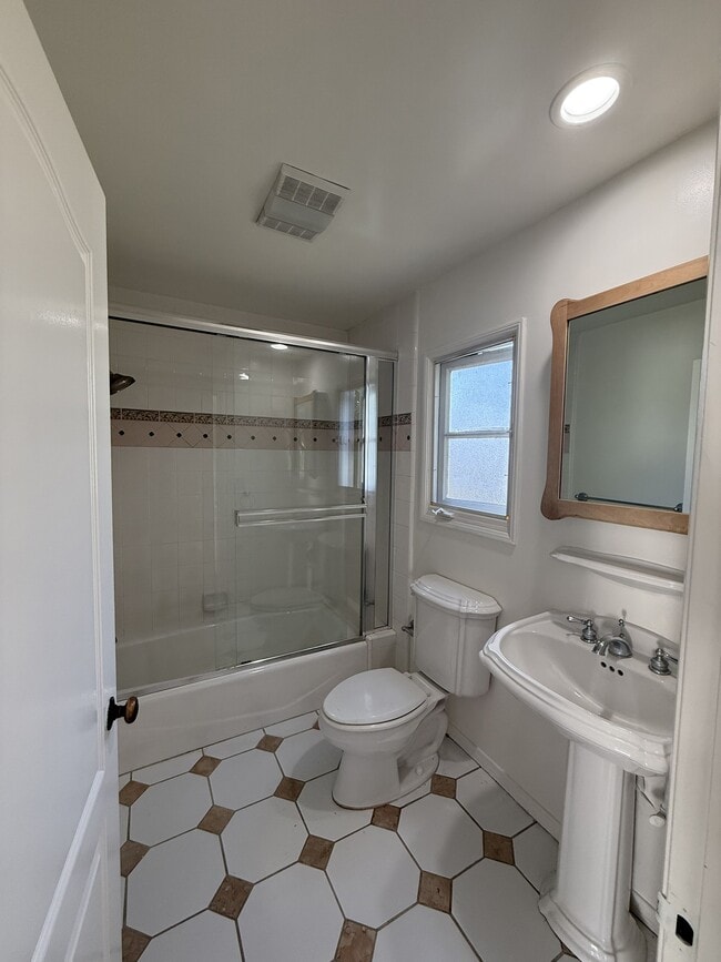 Building Photo - 2119 Kelton Ave