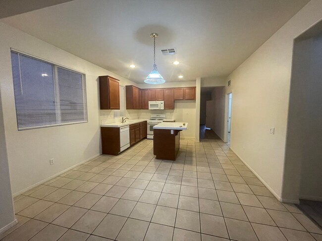 Building Photo - Hesperia- 3 Bedrooms, 2 bathrooms, New pai...