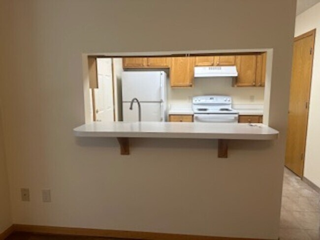 Building Photo - 2 Bed | 1.5 Bath Townhome with Attached Garage- Apple Valley -Available NOW