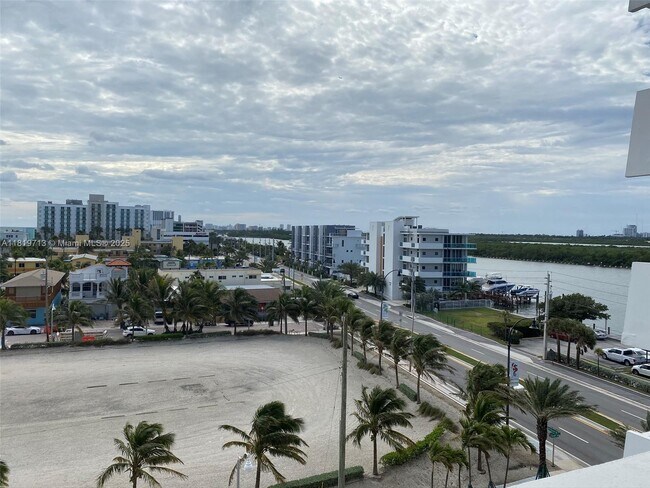 Building Photo - 3111 N Ocean Dr