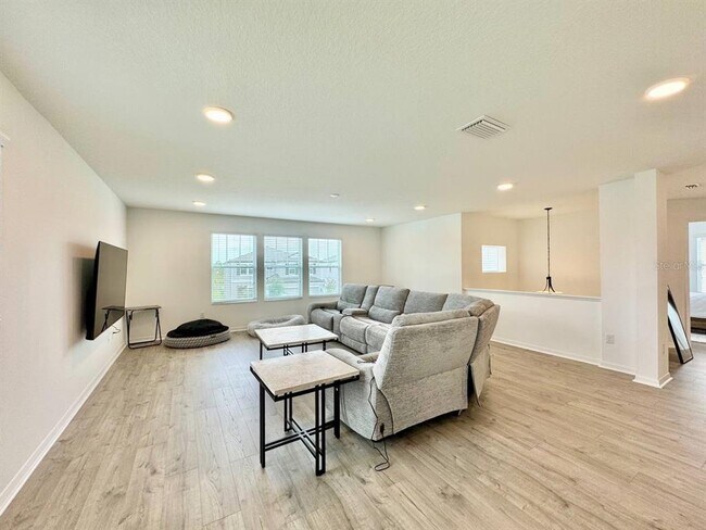 Building Photo - 5732 Newberry Pnes Ave