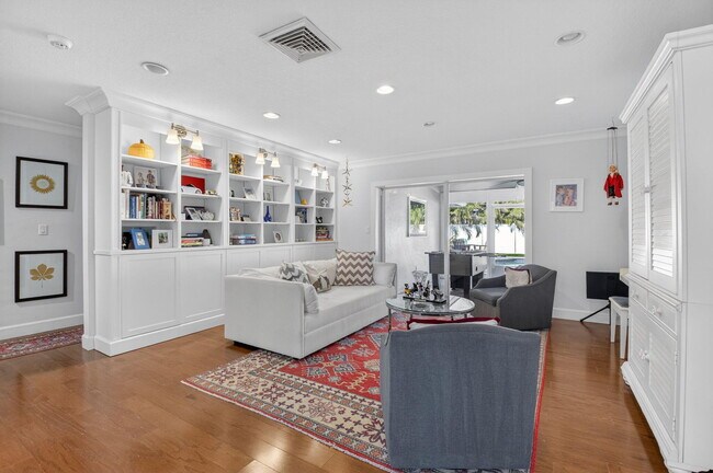 Building Photo - 1010 SW 2nd St