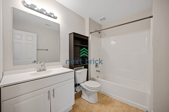 Building Photo - Beautiful remolded Single-family house