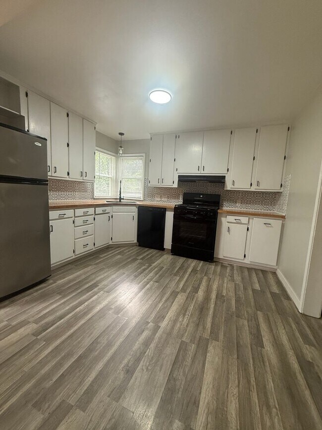 Building Photo - Beautiful 2 Bedroom 1 Bathroom House