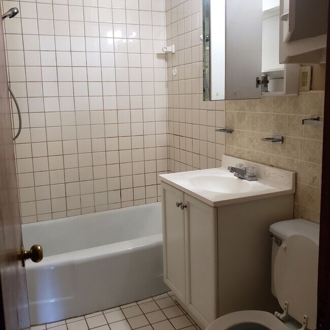 Building Photo - Well Kept Two Bed Room