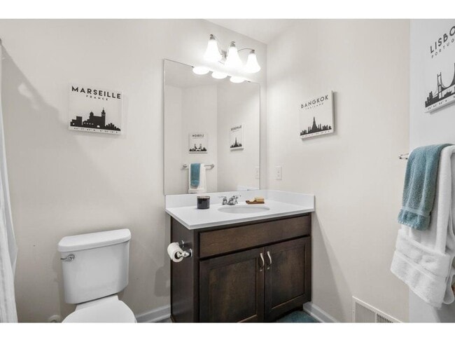 Building Photo - 775 Roselyn Dr