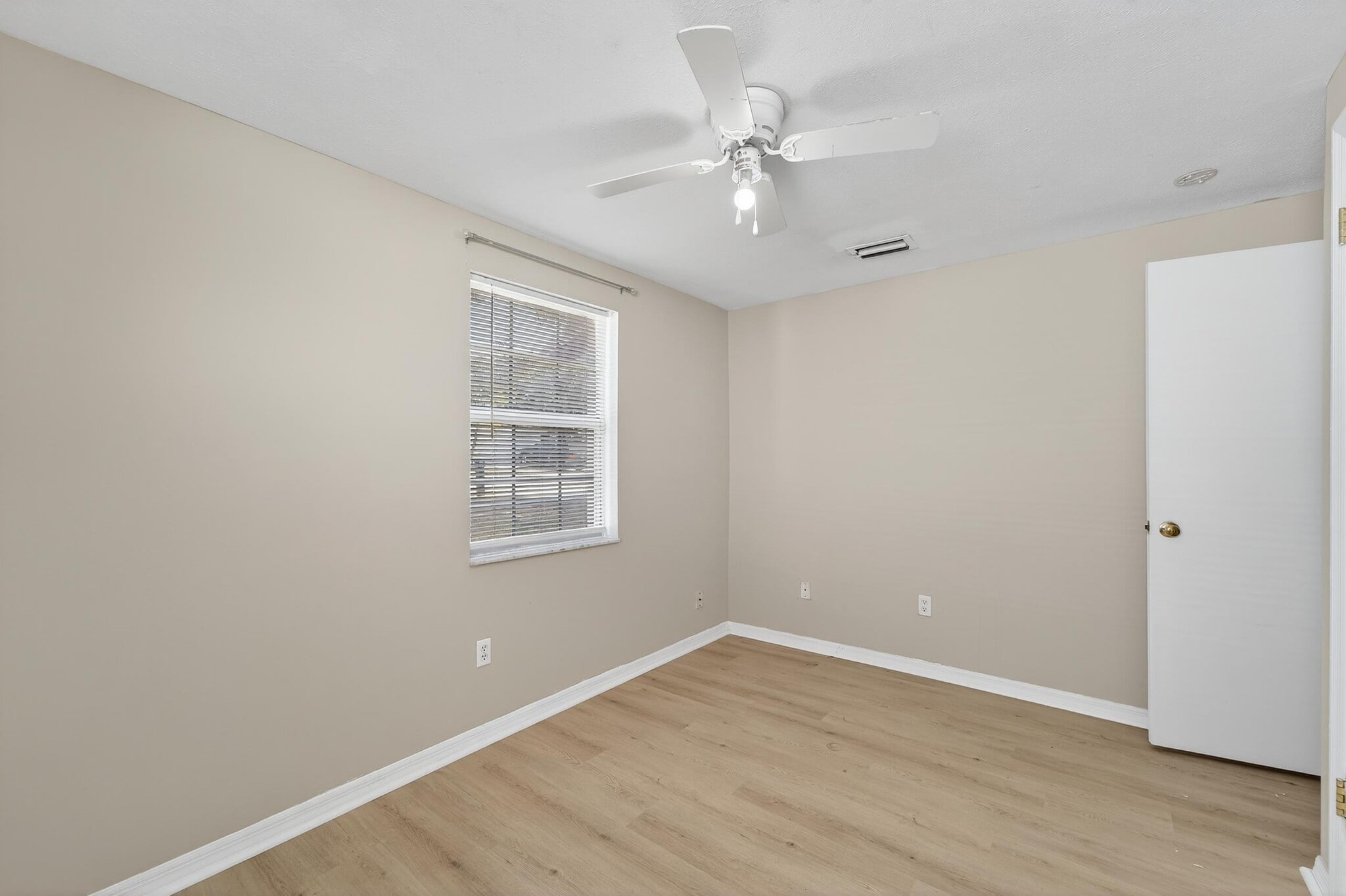 Building Photo - 1712 Village Ct