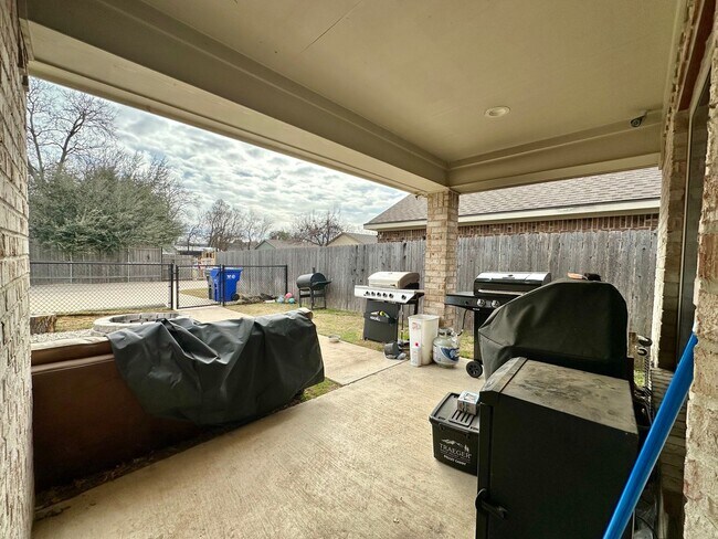Building Photo - Spacious 4-Bed, 4.5-Bath Home with Fenced Yard in the Baylor Bubble!