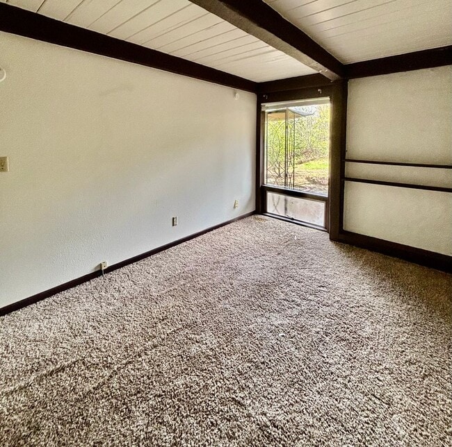 Building Photo - 2 Bed / 2 Bath Lakeview Bellevue cottage $3,295/month