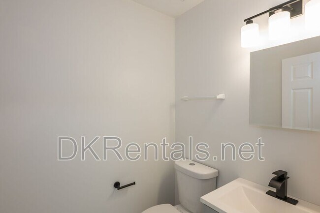 Building Photo - 2027 Lois Pl NW