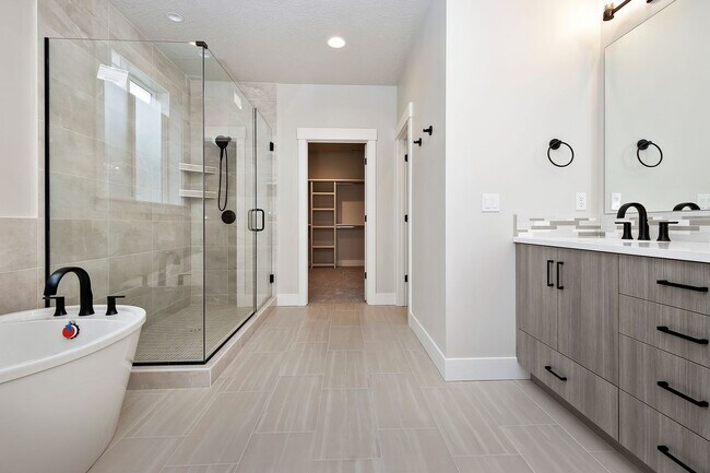 Building Photo - Luxury 5 Bed, 3 Bath home with over 3,000 sq. ft.