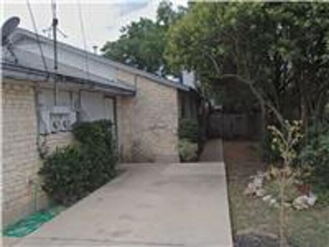 Building Photo - 1033