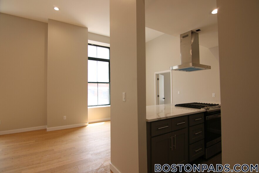 Building Photo - 1661 Washington St
