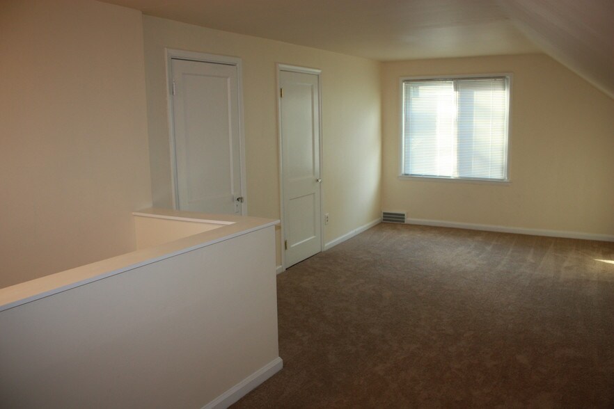 upstairs bedroom - 1709 W Farnum Ave