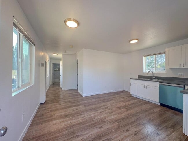 Building Photo - 1241 1/2 Saint Anne Pl