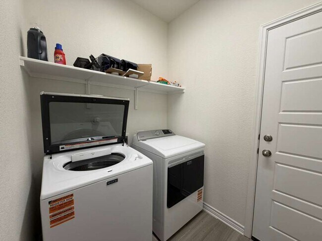 Building Photo - Move-In Ready 3 Bedroom + Flex Room in Prime 78245 Location