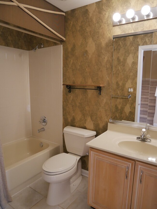 Building Photo - Gorgeous Former Model 4 Bed 2.5 Bath Townh...