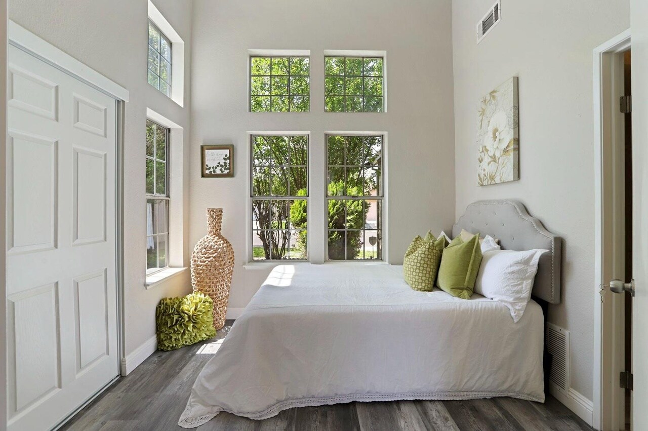 Building Photo - 2056 Middle River Dr