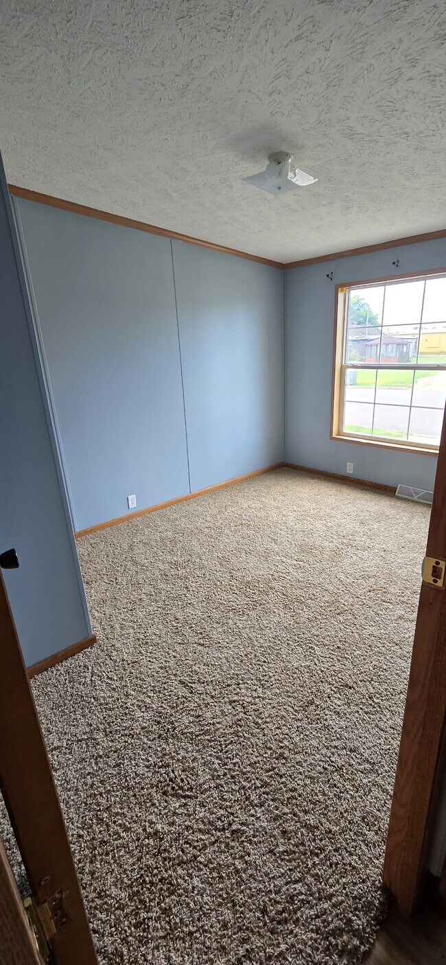 Building Photo - 619 8th St