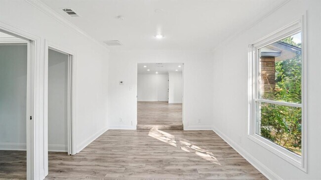 Building Photo - 3855 Crest Cove Cir