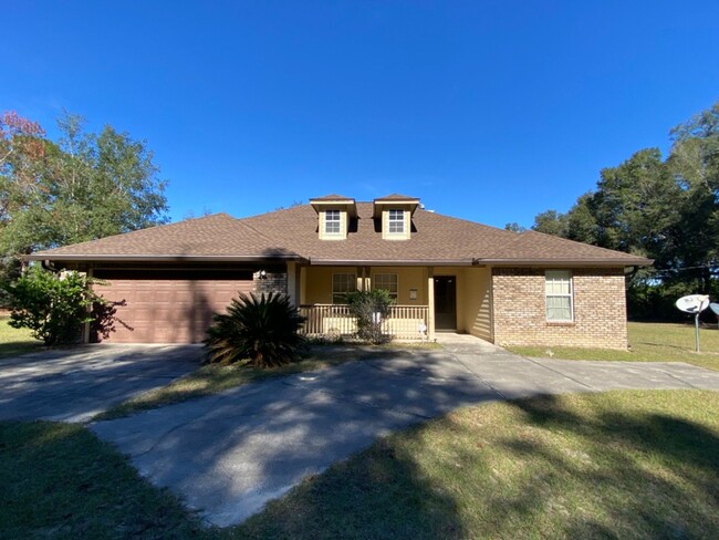 Building Photo - 3 Bedroom, 2 Bath, 2 Car Garage on an acre...