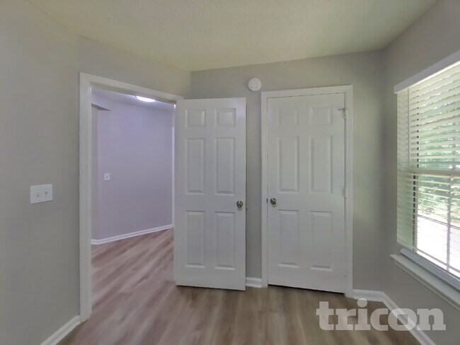 Building Photo - 1020 Woodbridge Hollow N