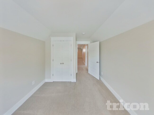 Building Photo - 1242 Hillwood Private Cove