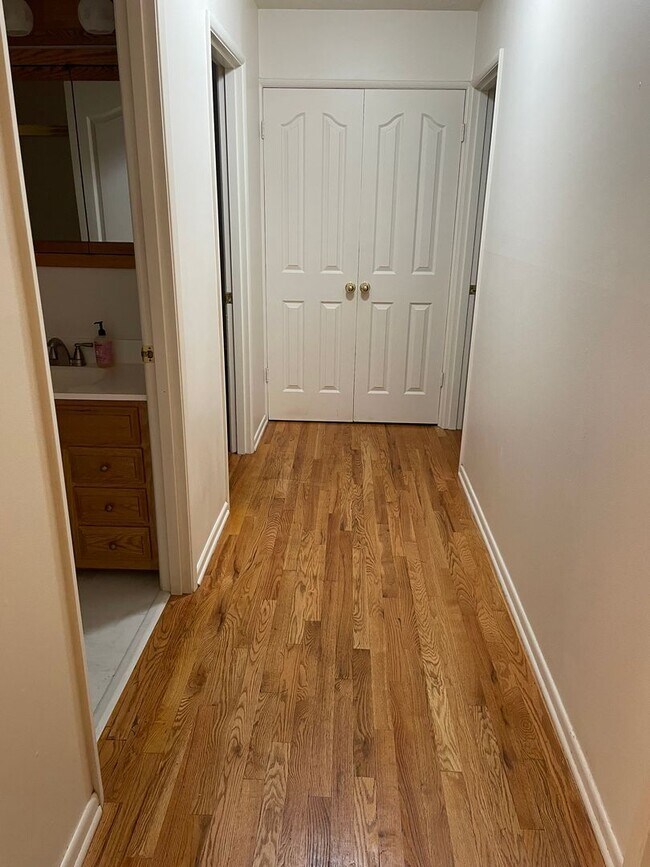 Building Photo - 3 bedrooms, 2 Baths Ranch Home with Large, Fenced Yard in the River Crest Neighborhood!