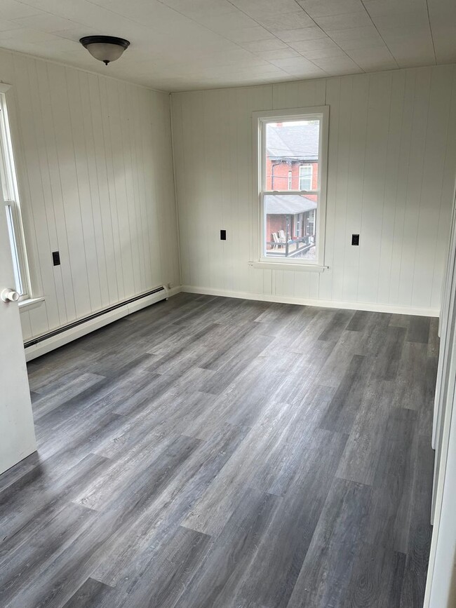 Building Photo - Newly Remodeled Single Family Home - Howar...