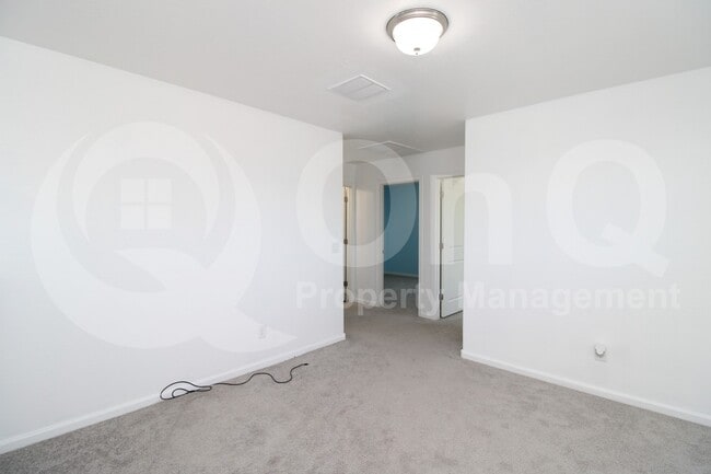 Building Photo - 822 N Navajo Ln