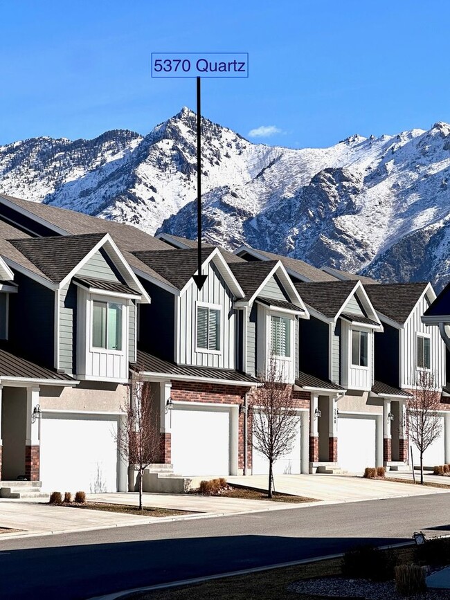 Building Photo - Beautiful townhome walking distance to eve...
