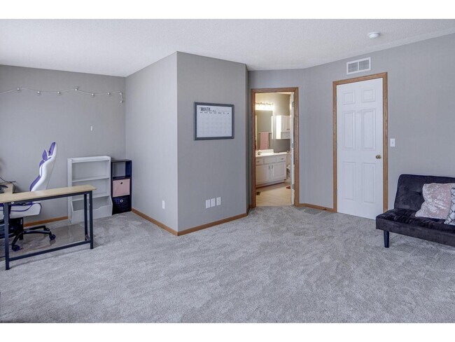Building Photo - 1046 Providence Dr