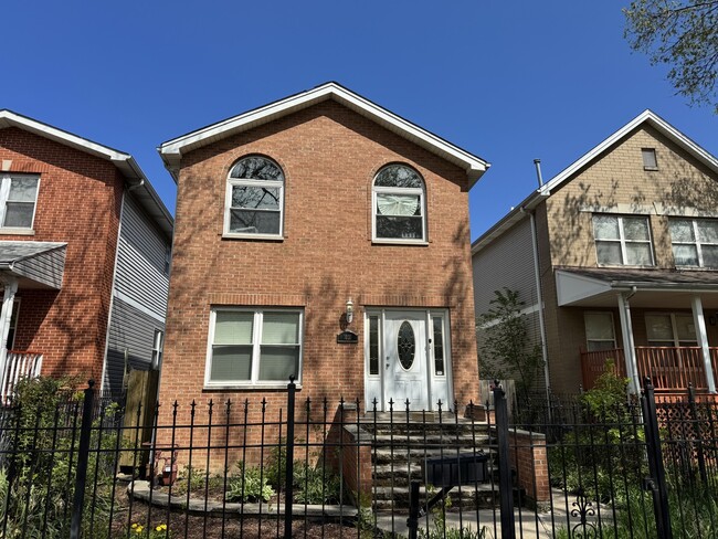 Primary Photo - 1031 N Keeler Ave