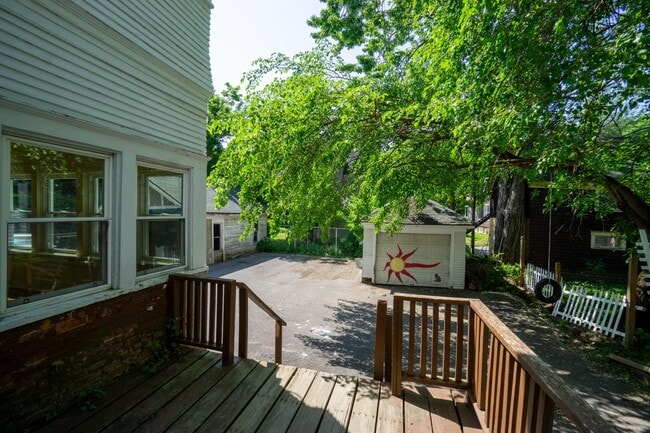 Building Photo - AVAIL 6/1/26 - Charming 5 bedroom Home wit...